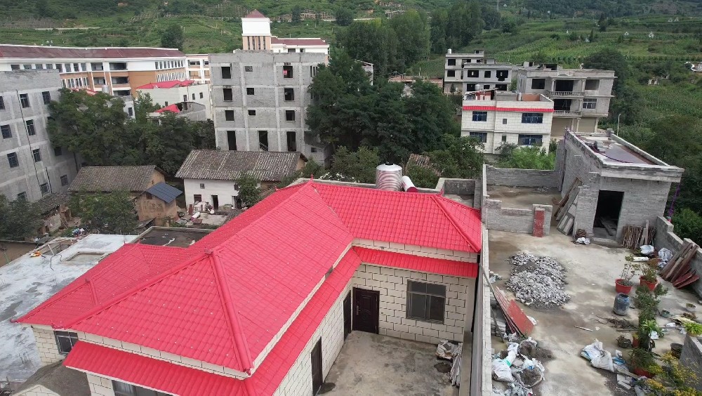 別墅瓦哪種好？樹(shù)脂瓦為您打造舒適宜居的別墅屋頂