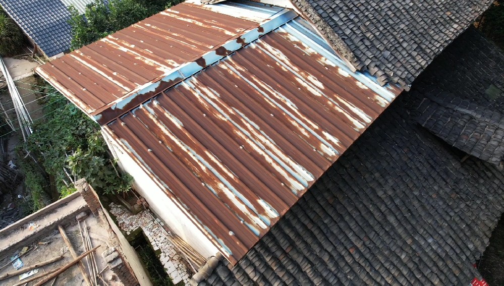 比彩鋼瓦好的屋頂材料，樹脂瓦是個不錯的選擇