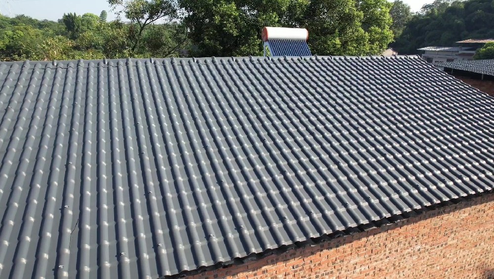 樹脂瓦和彩鋼瓦哪個隔熱效果好？